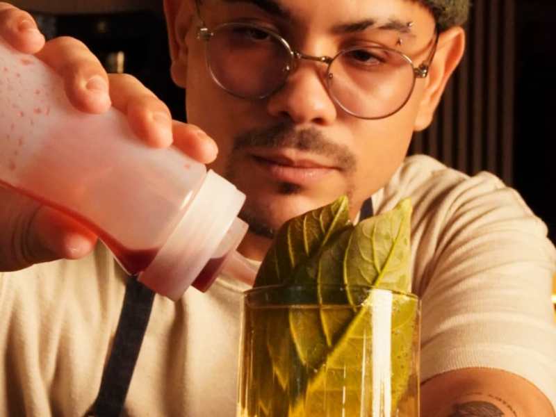 Bartender paraibano Jonatas Henrique leva cultura nordestina à semifinal de competição nacional de&nbsp;coquetelaria